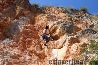 Merli fent la Tarambana: Esta vía aparenta más dificil de lo que realmente es. En el extremo derecho de este sector se puede ir apretando progresivamente de derecha a izquierda. Escalada en Barranc de l\'Avern - Merli fent la Tarambana: Esta vía aparenta más dificil de lo que realmente es. En el extremo derecho de este sector se puede ir apretando progresivamente de derecha a izquierda.