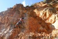 Sol y sombra: Las apariencias a veces engañan positivamente. Esta vía resulta ser mucho más bonita de lo que parece desde el pie de vía.
Merli encadenandola entre sol y sombra. Escalada en Barranc de l\'Avern - Sol y sombra: Las apariencias a veces engañan positivamente. Esta vía resulta ser mucho más bonita de lo que parece desde el pie de vía.
Merli encadenandola entre sol y sombra.