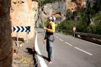 Escalada en Montanejos - Asegurando en el asfalto: Merli asegurando en el asfalto de la carretera a escasos metros del punto kilom�trico 53. Estas se�ales y los pelda�os de acceso a la v�a hacen muy f�cil la localizaci�n del inicio la misma.