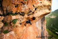 Escalada en Tallat Roig, sector Alexandre - Mucho Tat�: Solete luci�ndose en el impresionante techo de esta preciosa v�a.