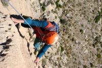 Cargando el taladro: Ramón escalando el segundo largo con el taladro a cuestas. Escalada en Puig Campana, sector Central - Cargando el taladro: Ramón escalando el segundo largo con el taladro a cuestas.