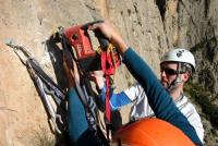 Taladro en ristre: Ramón taladrando en la tercera reunión. Escalada en Puig Campana, sector Central - Taladro en ristre: Ramón taladrando en la tercera reunión.