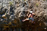 Escalada en Barranco Fondo, sector Balc�n - A base de pegues: Pau dejandose el alma contra el Rinoceronte