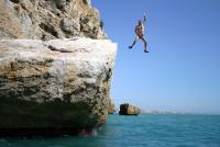 Escalada en Castillo de Pe��scola - Protecci�n ante todo: Aparte de escalar podemos distraernos saltando al agua desde las rocas o los pies de v�a... Buscando diferentes alturas, un buen remoj�n es de agradecer es estas calurosas fechas... Eso si, recuerda lo importante que es la seguridad ;-)
