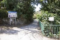 Escalada en Bu�ol Sierra de Malacara - Entrada zona de La Jarra: Saliendo del pueblo por el estadio de f�tbol. Continuaremos hasta el siguiente cruce y tomaremos la carretera de San Juan hacia nuestra derecha, en un giro de 360�. En la siguiente curva sale un camino de tierra a la derecha, donde hay una se�al que indica Zona de la Jarra (COMO VEMOS EN LA FOTOGRAF�A). Continuaremos este camino de tierra buscando una senda que sale a nuestra izquierda justo antes de una antigua mas�a abandonada al final del camino. Continuaremos la senda buscando el cauce del r�o hacia nuestra derecha. Una vez en el r�o, remontaremos el barranco hasta llegar al charco de los Pe�ones, donde nos encontraremos el primer sector.