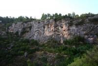 Escalada en Bu�ol Sierra de Malacara - Sector Puente natural: Sector abierto recientemente. Peque�os desplomes con buenos cazos. De izq. a der. V, V, V+, V+, V+, �?, 6b+. Sombra hasta la tarde. 
