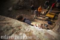 El placer: Tras repetidos intentos, Raúl encuentra la mano que le da el bloque... una sonrisa, junto con una expresión de alegría hacía saber que el encadene era suyo!!! Escalada en Albarracín, sector Masía, vía 015 - El placer: Tras repetidos intentos, Raúl encuentra la mano que le da el bloque... una sonrisa, junto con una expresión de alegría hacía saber que el encadene era suyo!!!