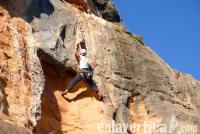 Escalando en Montesa: Pau dándolo todo en el último paso apretón de este nada desdeñable 6c+. Escalada en La Mola de Montesa - Escalando en Montesa: Pau dándolo todo en el último paso apretón de este nada desdeñable 6c+.