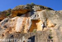 Escalada en Montesa: Pau escalando este viote de 6c+ en la Mola de Montesa. Escalada en La Mola de Montesa - Escalada en Montesa: Pau escalando este viote de 6c+ en la Mola de Montesa.