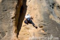Un paseo en barca: Pau paseando en barca por las vías de Montesa... bueno en unas más que en otras. Escalada en La Mola de Montesa - Un paseo en barca: Pau paseando en barca por las vías de Montesa... bueno en unas más que en otras.