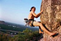 Oli descalzo: Oli haciendo una travesia descalzo Escalada en Corbera Bloc - Oli descalzo: Oli haciendo una travesia descalzo