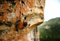 Escalada en Tallat Roig, sector Alexandre - Izquierda, izquierda: Solete se estira en busca del canto de salida del techo. Impresionante para tratarse tan solo de un 6a+