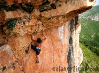Escalada en Tallat Roig, sector Alexandre - Protegiendo el techo: Solete chapa el �ltimo seguro antes de aventurarse por el techo de la Tat�
