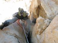 La sombra del diedro: Quico buscando canto en la sombra del diedro por el que comienza el tercer largo. Escalada en Peñón de Ifach - La sombra del diedro: Quico buscando canto en la sombra del diedro por el que comienza el tercer largo.