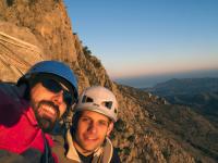 Descuelgue de Diedros Mágicos: En el descuelgue encontraremos un montón de cintas con un mosquetón de seguro para realizar el rapel. Escalada en Puig Campana - Descuelgue de Diedros Mágicos: En el descuelgue encontraremos un montón de cintas con un mosquetón de seguro para realizar el rapel.