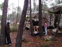 Escalada en Albarrac�n, sector Valle de la Madera - Esperando al bloque: Jenni, Stephen y Xicotiu no le quitan ojo al bloque...