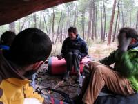 Escalada en Albarrac�n, sector Valle de la Madera - Zatoichi protector: Bajo el techo de Zatoichi nos protegemos de la lluvia... que se convirti�n en granizo