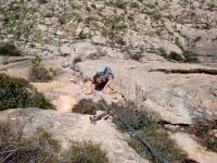 Escalada en Leiva - Mochila pesada: Alberto porteando la pesada mochila en el primer largo de la Carnaval.