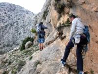 Escalada en Leiva - Pasamanos: Cruzando el pasamanos en la senda de descenso del Portillo.