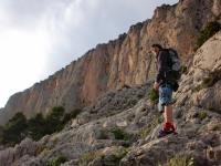 Escalada en Leiva - Pared�n: Wim frente a la impresionante Pared Sur de Leiva durante su descenso tras escalar la v�a Carnaval.