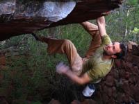 Stephen en Don Pepo: Stephen haciendo la travesía de Techo don Pepo, pero de derecha a izquierda... No la terminó. Escalada en Albarracín - Stephen en Don Pepo: Stephen haciendo la travesía de Techo don Pepo, pero de derecha a izquierda... No la terminó.