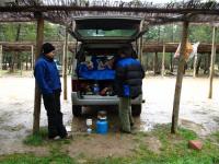 Un gran día: Jenni y Xicotiu preparando algo de comer, en el parquin 2, después de un día pasado por agua Escalada en Albarracín - Un gran día: Jenni y Xicotiu preparando algo de comer, en el parquin 2, después de un día pasado por agua
