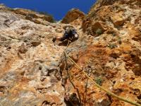 diedro-fisura: Eduard se encarga de abrir el diedro-fisura del segundo largo Escalada en Tallat Roig, sector Big wall - diedro-fisura: Eduard se encarga de abrir el diedro-fisura del segundo largo
