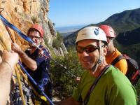 Reunión en la reunión: En el segundo largo nos encontramos con otra cordada de veteranos. No hemos sido los únicos en celebrar la Nochebuena escalando al sol. Escalada en Tallat Roig, sector Big wall - Reunión en la reunión: En el segundo largo nos encontramos con otra cordada de veteranos. No hemos sido los únicos en celebrar la Nochebuena escalando al sol.
