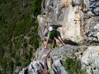 Nos colaron: Eduard mira a cámara mientras lidia con el diedro-chimenea del último largo, justo antes de llegar a reunión. La cordada de tres nos dejó pasar. Escalada en Tallat Roig, sector Big wall - Nos colaron: Eduard mira a cámara mientras lidia con el diedro-chimenea del último largo, justo antes de llegar a reunión. La cordada de tres nos dejó pasar.