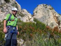 Canal de descenso: Detrás de Eduard se ve la canal de descenso de la cima del Tallat. Está equipada con unas cadenas; aunque realmente no son necesarias dan mayor sensación de seguridad. Escalada en Tallat Roig, sector Big wall - Canal de descenso: Detrás de Eduard se ve la canal de descenso de la cima del Tallat. Está equipada con unas cadenas; aunque realmente no son necesarias dan mayor sensación de seguridad.