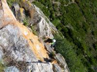 Fin de la travesía: Eduard se encarama al tramo vertical de este segundo largo, cuando se endereza la vía tras la travesía inicial. Escalada en Tallat Roig, sector Big wall - Fin de la travesía: Eduard se encarama al tramo vertical de este segundo largo, cuando se endereza la vía tras la travesía inicial.