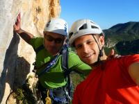 Foto de reunión: Por fin una foto juntos en este espléndido día de Nochebuena. Qué mejor regalo de navidad que retomar la escalada después de un parón provocado por una lesión en el antebrazo. Escalada en Tallat Roig, sector Big wall - Foto de reunión: Por fin una foto juntos en este espléndido día de Nochebuena. Qué mejor regalo de navidad que retomar la escalada después de un parón provocado por una lesión en el antebrazo.