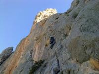 Escalada en Puig Campana - En los primeros metros: Carlos lidiando con los primeros metros de la v�a. En manga corta en pleno enero. La verdad es que pasamos bastante fr�o en este primer largo.