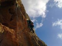 Escalada en Puig Campana - Saliendo de la cueva: Carlos, en los primeros pasos del tercer largo, saliendo de la cueva por la derecha.