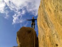 Escalada en Puig Campana - Haciendo equilibrismo: Sobre el gran bloque que hay en la base del espol�n Arist�teles.