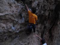 Escalada en Pe�a Mar�a, sector Desplomes derecha - El empuj�n.: A hombros de mis compa�eros pude levantar el culo del canto rodado e intentar llegar a la primera chapa.