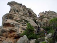Salida: La bajada que se aprecia en la foto es la que comento en la descripción que no hay que tomar, hay que salir por la otra cara de la cresta. Escalada en La Foradà, sector Cresta de la Foradà - Salida: La bajada que se aprecia en la foto es la que comento en la descripción que no hay que tomar, hay que salir por la otra cara de la cresta.