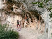 joc de mans: Via algo explosiva de tres o cuatro chapas(bloque)bastante desplomada,de agujeros y algo de chorrera al principio.divertida Escalada en La Marxuquera - joc de mans: Via algo explosiva de tres o cuatro chapas(bloque)bastante desplomada,de agujeros y algo de chorrera al principio.divertida