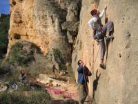 Celebrando la navidad: Escalando la panxa, asegurado por Lenin bajo la atenta mirada de Anne Escalada en La Mola de Montesa - Celebrando la navidad: Escalando la panxa, asegurado por Lenin bajo la atenta mirada de Anne