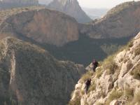 Escalada en Pe��n el Divino - Descenso: Las vistas sobre las paredes de Sella, la cresta del mismo nombre y del Puig Campana son impresionantes.