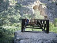 Pont metálic: Pont metàlic que hem de travessar per anar a l´altra vora del riu Escalada en Contreras - Pont metálic: Pont metàlic que hem de travessar per anar a l´altra vora del riu