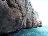 Guillem y el psicobloque: Otra de las ventajas de esta zona es que también podemos hacer que nos suban las pulsaciones haciendo psicobloque.
Vemos a Guillem, escalador de la zona, apretando en un psicobloque de altura. Escalada en Castillo de Peñíscola - Guillem y el psicobloque: Otra de las ventajas de esta zona es que también podemos hacer que nos suban las pulsaciones haciendo psicobloque.
Vemos a Guillem, escalador de la zona, apretando en un psicobloque de altura.
