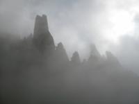 Escalada en Los Galayos - Tenebrosa vista del Galayar: Es frecuente que el Galayar se cubra por una espesa niebla, de manera repentina. Si te pilla escalando, infunde algo m�s que respeto. Resulta tenebroso.