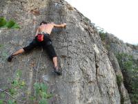 Escalada en Corbera Bloc, sector AUPALA - Mueve pies...: Jesus buscando ese pie que le dar� el encadene