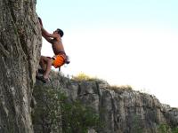 Escalada en Corbera Bloc, sector AUPALA - Fuera pancha: Borja superando la pancha de Kakau i Tramusos... Muy recomendable