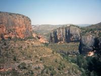 Escalada en Chulilla - + de 40 sectores: vistas hacia el refugio desde T�o Jos�, a tutipl�n de paredes