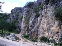 sector Iniciació: al fondo la senda para llegar a Placa del sol Escalada en Pego - sector Iniciació: al fondo la senda para llegar a Placa del sol