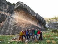 La internacional: Al final de la jornada y del sector Panoramix, una foto de grupo muy internacional... Bélgica, Hungría, Inglaterra, \"España\"... Galiza, Euskal Herria y Pais Valencià Escalada en Valeria - Hoz del río Gritos, sector Panorámix o Elero - La internacional: Al final de la jornada y del sector Panoramix, una foto de grupo muy internacional... Bélgica, Hungría, Inglaterra, \"España\"... Galiza, Euskal Herria y Pais Valencià