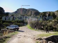 Parquing Fontanelles: Aquí será donde dejaremos el coche para ir al sector de Fontanelles. Lo podemos ver arriba a la derecha. Donde la roca es más rojiza. Escalada en Corbera Bloc - Parquing Fontanelles: Aquí será donde dejaremos el coche para ir al sector de Fontanelles. Lo podemos ver arriba a la derecha. Donde la roca es más rojiza.