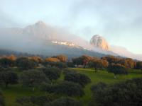 panoramica: En esta foto se aprecian los dos peñones, el de la derecha corresponde a la peña buitrera. Escalada en Cabañas del Castillo - panoramica: En esta foto se aprecian los dos peñones, el de la derecha corresponde a la peña buitrera.